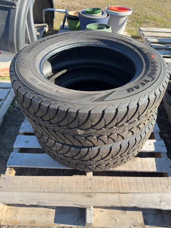 Pair of tires Goodyear Winter Command 275/60R20