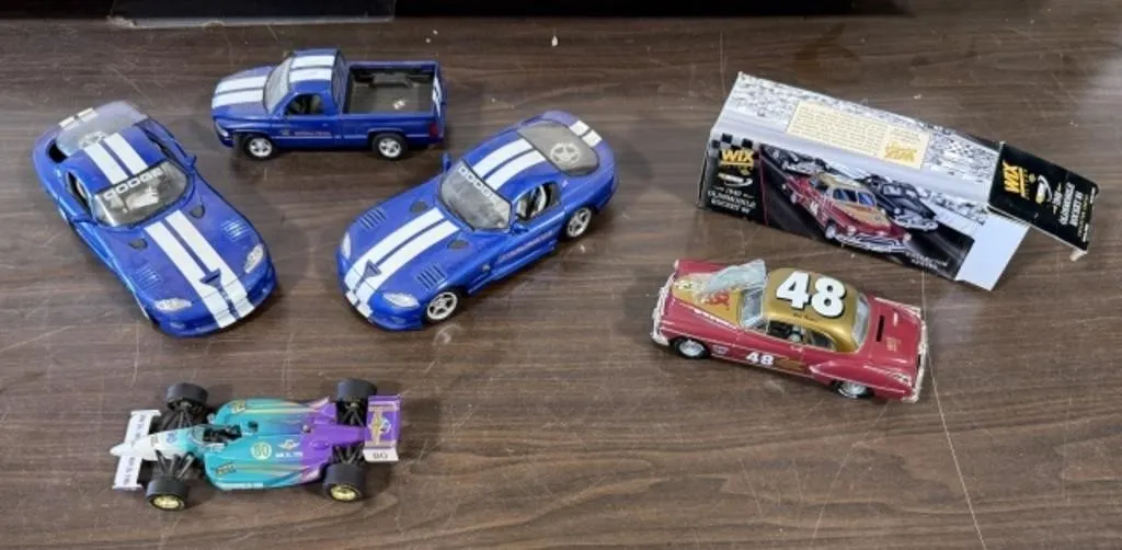 Maisto Dodge Ram (Broken Wheel), (2) 1996 Vipers