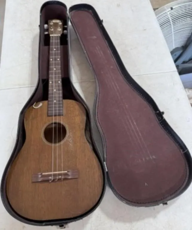 Vintage Glee Club Baritone Ukulele w/ Case