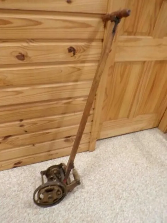 Townsend's Gleaner Antique Push Type Edger Moves