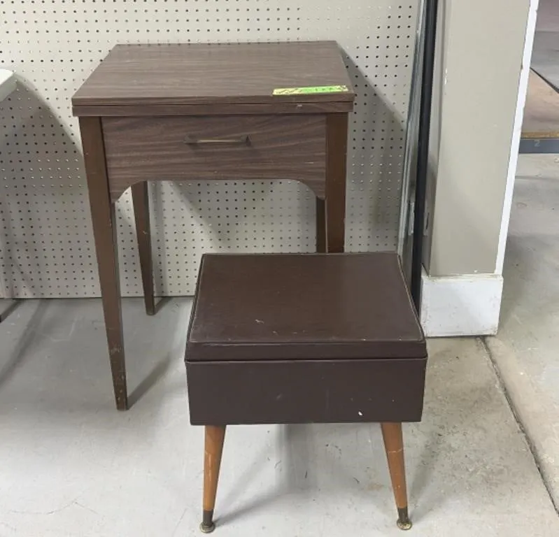 Vintage Singer Sewing Machine w/ Stool and