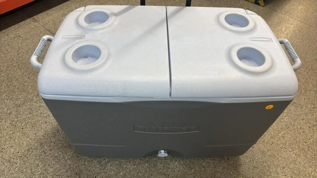 Rubbermaid Cooler On Wheels 25�x14�x17�. *TS
