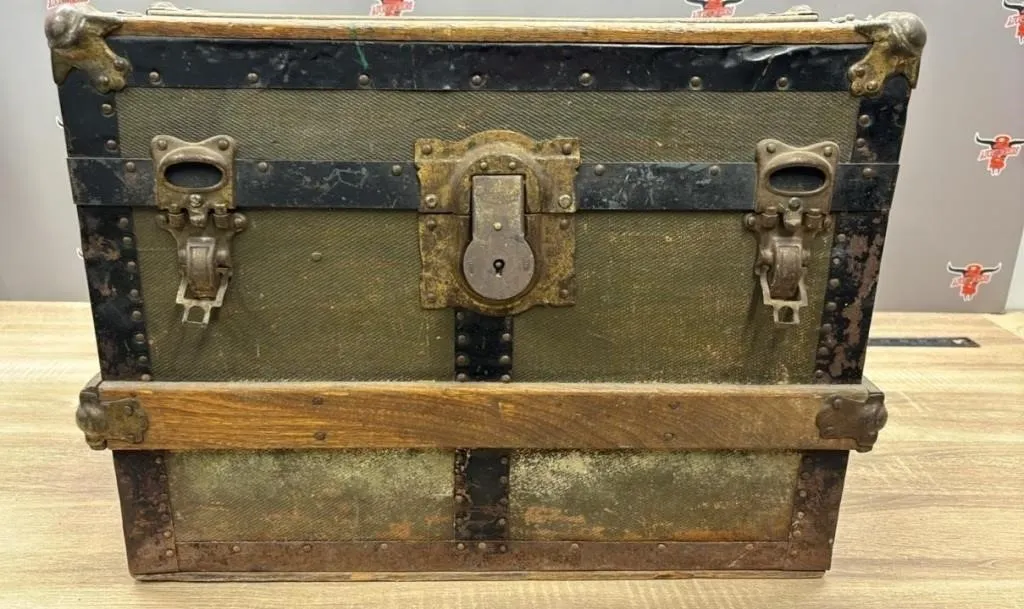 Vintage Chest w/Drawer. 20�x14�x15�. *TS
