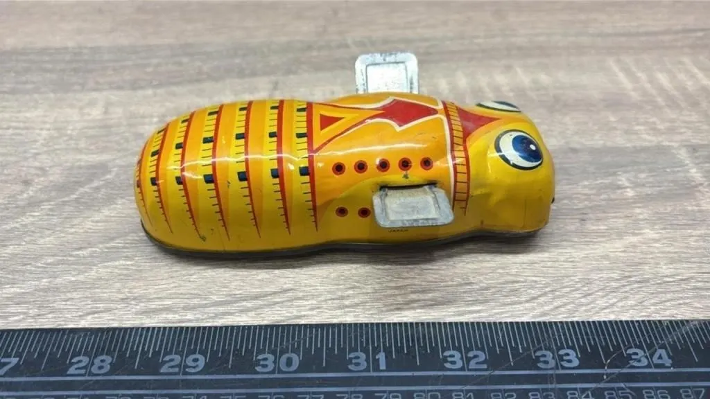 Tin Wind Up Bee. Works. Japan.