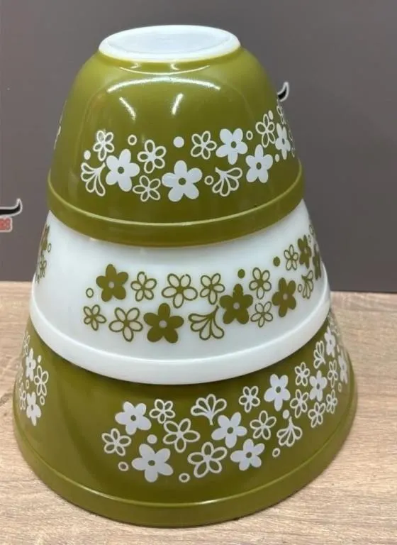 Pyrex Daisy Bowl Set. Missing One.