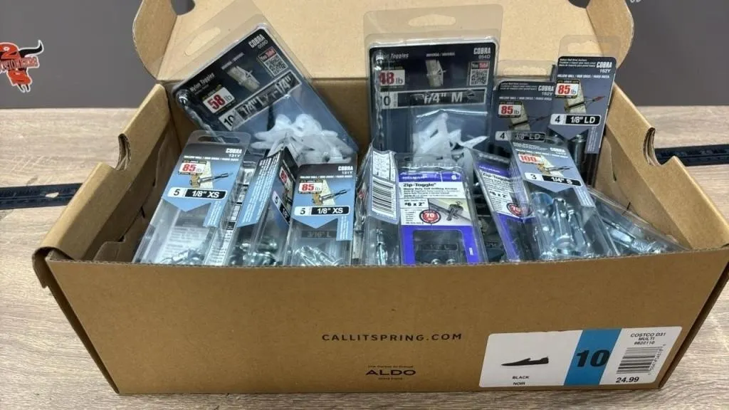 Box of Asst. Wall Screws. *NO SHIPPING
