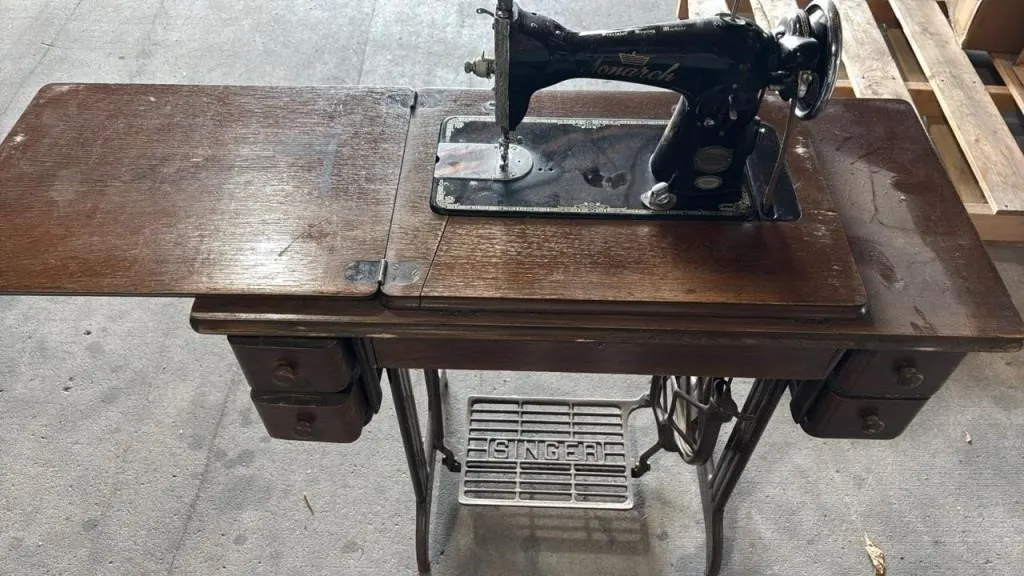 Singer Monarch Sewing Machine 34�x16�x29�.