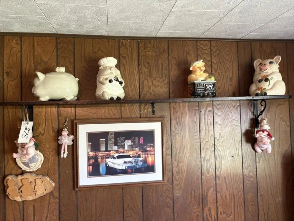 Cookie Jars & Pig D�cor