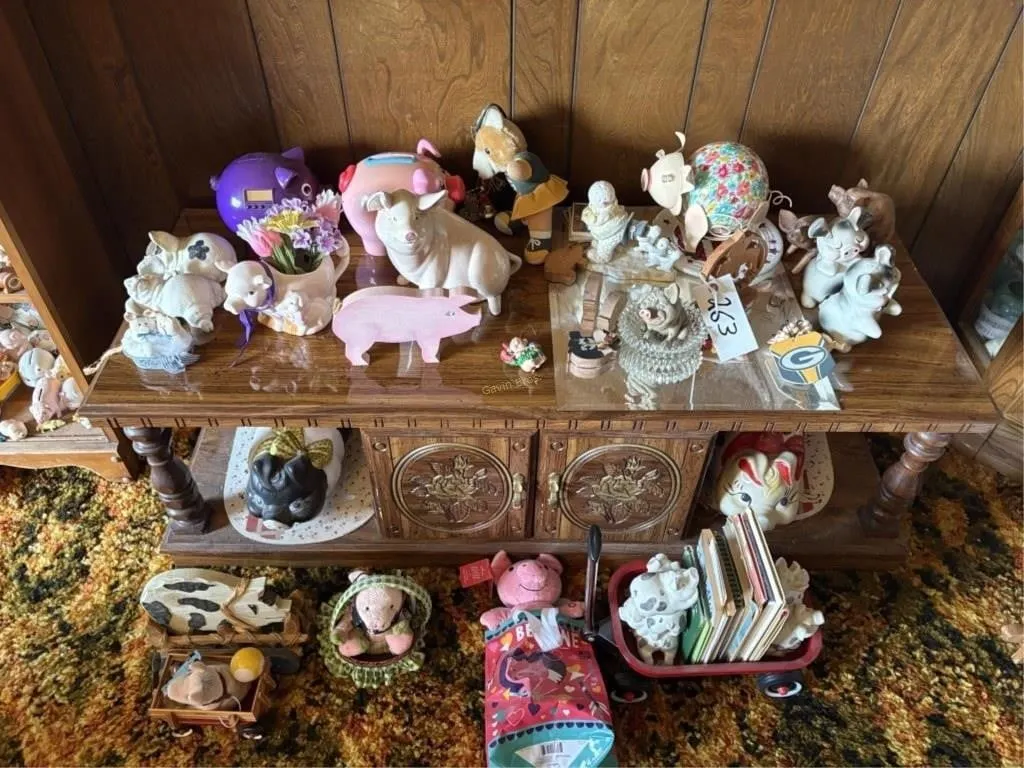 Stand w/pig D�cor
