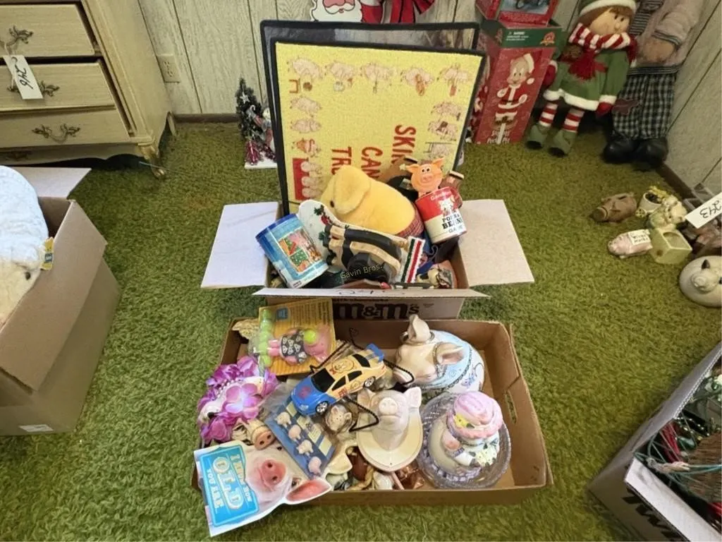 Large lot of Pig D�cor