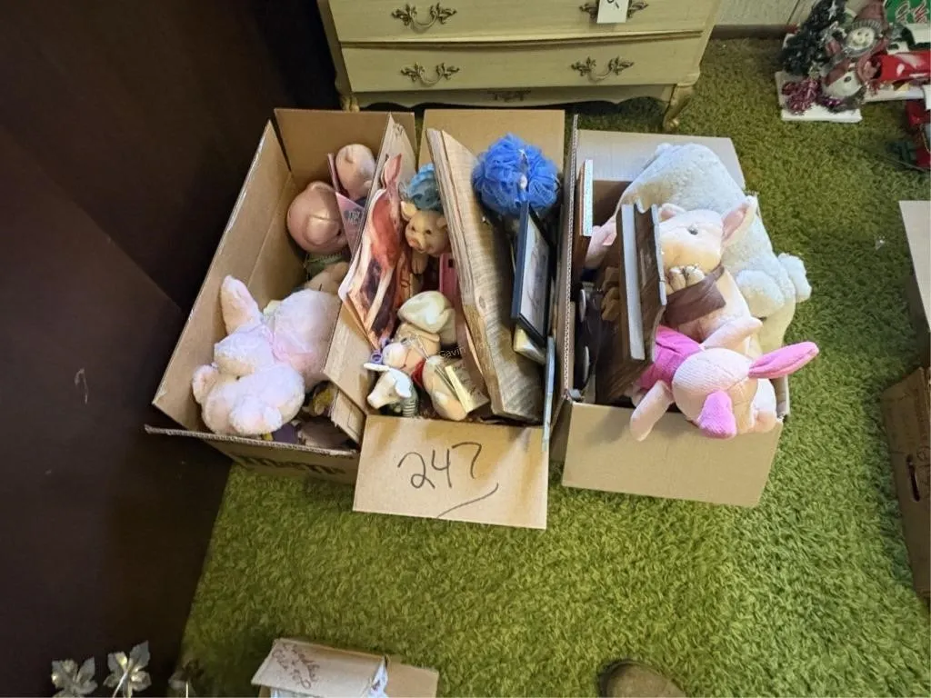 Large lot of Pig D�cor