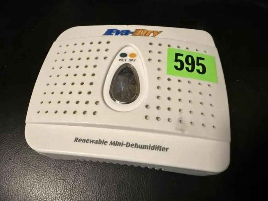 Renewable mini dehumidifier