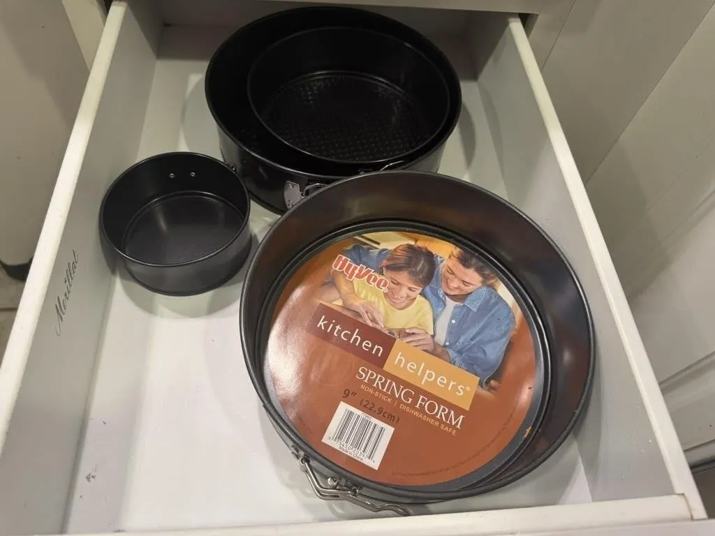 Spring form baking pans