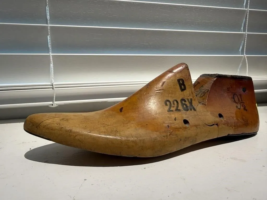 Wooden shoe form