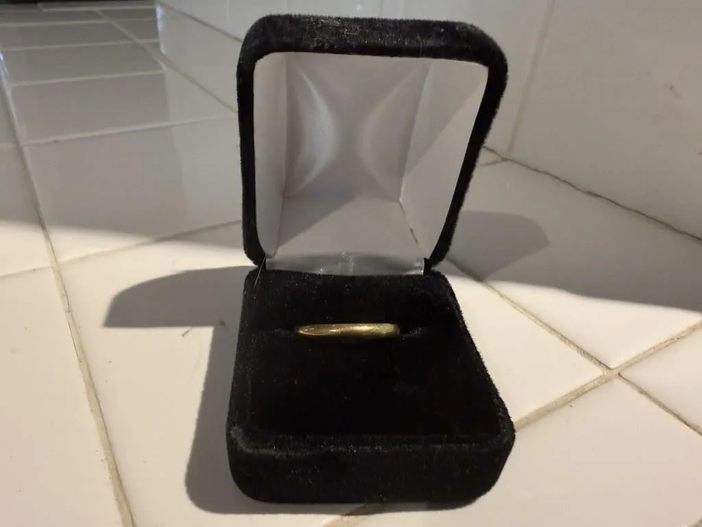 18 K gold wedding band