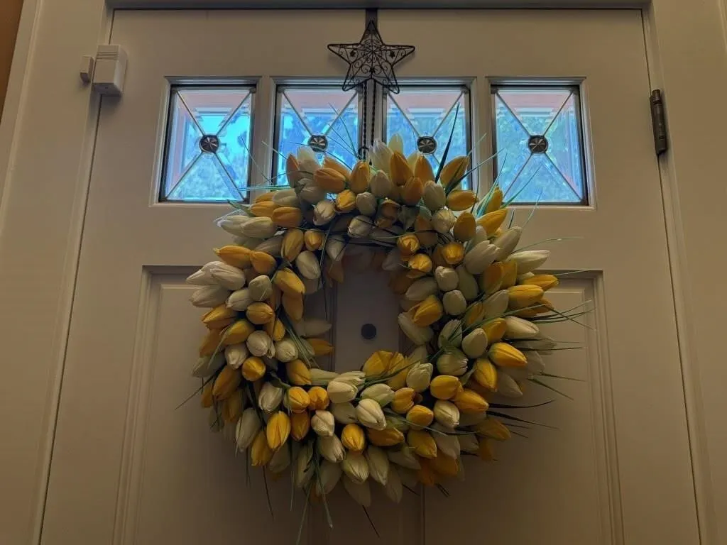 Tulip wreath, wreath hanger