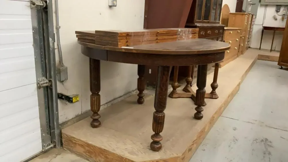 ANTIQUE ROUND TABLE W/(7) LEAVES