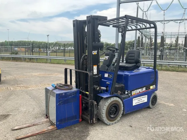 2006 Cat EP25K-PAC 2500 kg Electric Forklift (Inoperable)