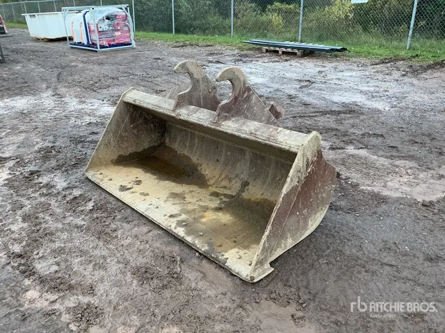 71 in Q/C Cleanup Excavator Bucket