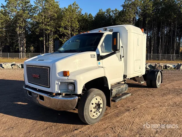 2007 GMC C6500 4x2 Versatile Hauler Truck