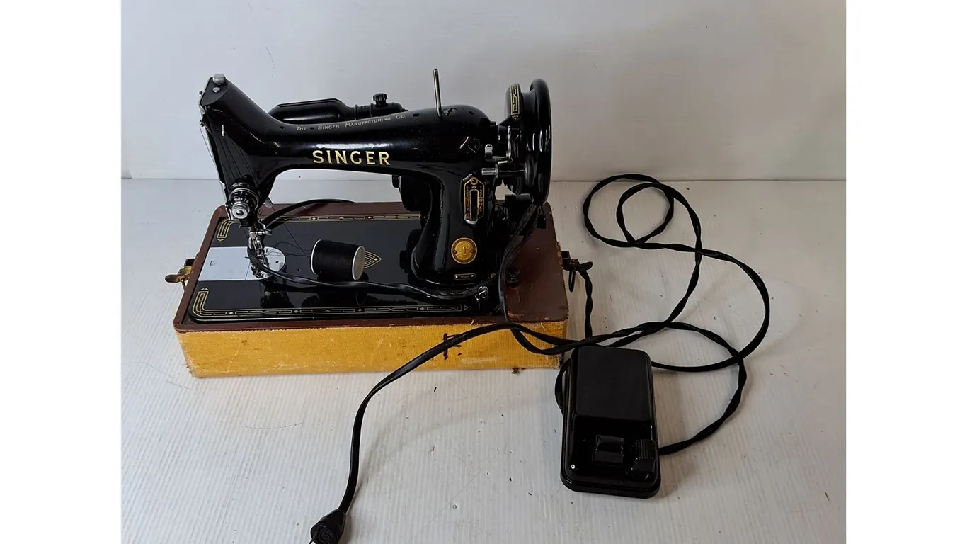Vintage Singer Sewing Machine- Powers On, Can't Ship