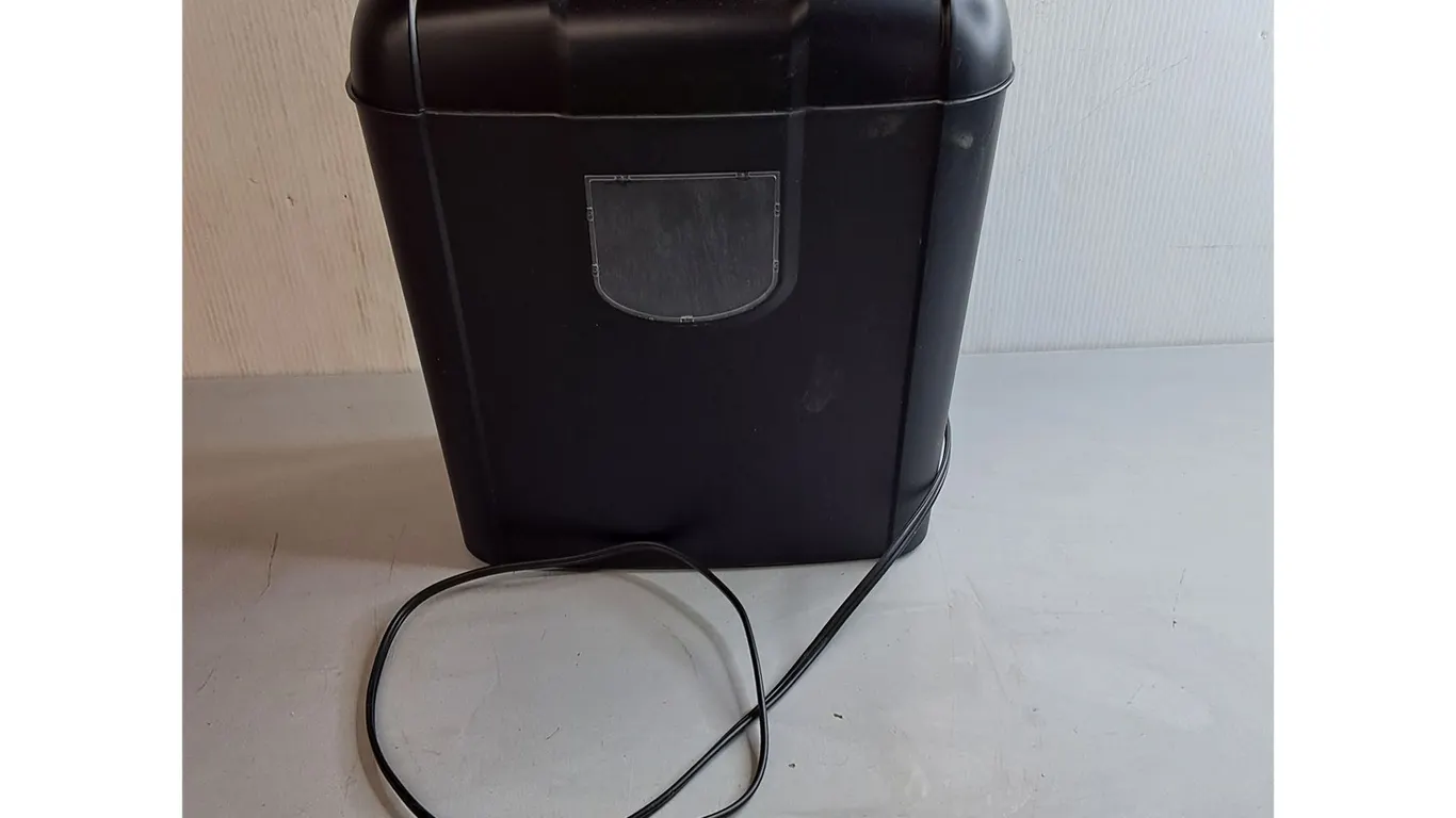 Insignia Paper & Card Shredder- Powers On, Pickup Only