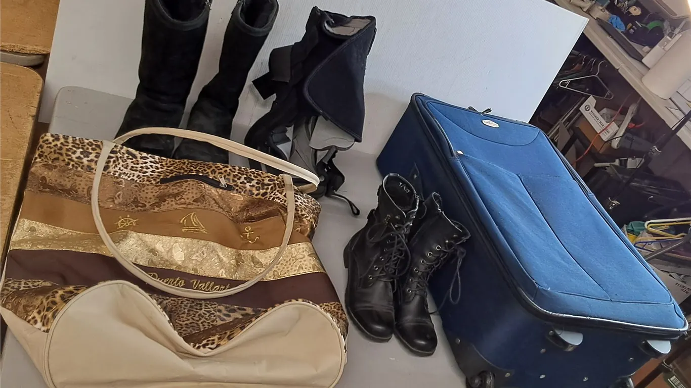UGG-8 & Taxi-38 Winter Boots, Cambridge Rolling Suitcase, Misc. Can't Ship