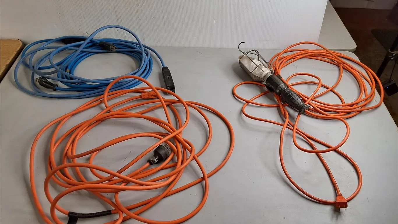 (2) Extension Cords & Trouble Light- Powers On
