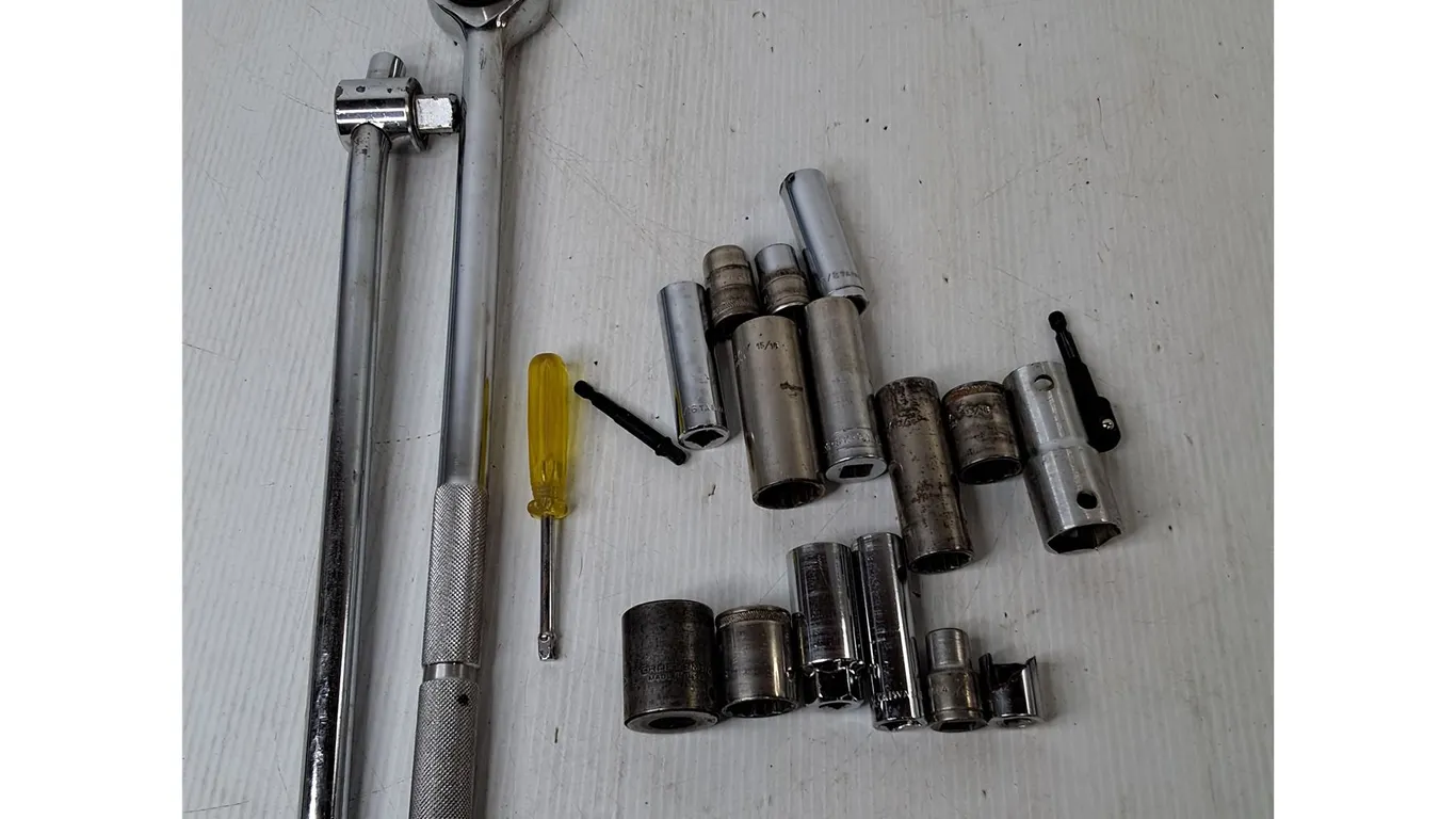 Ratchets up to 19.5" & Sockets