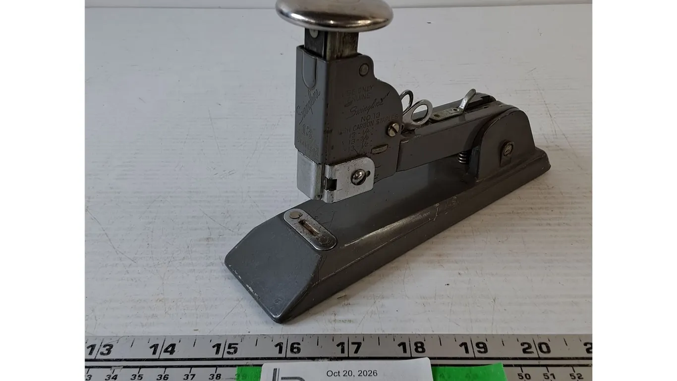 Swinging 13 Heavy Duty Desktop Stapler