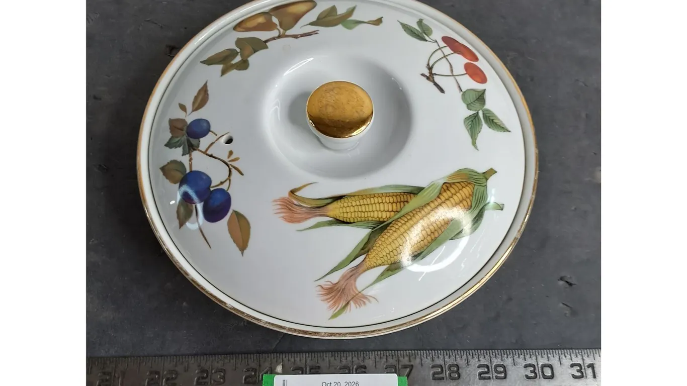 Royal Worchester Fine Porcelain Covered 8.5" Dish