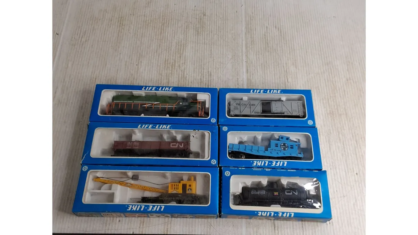 (6) Life-Like HO Model Train Cars