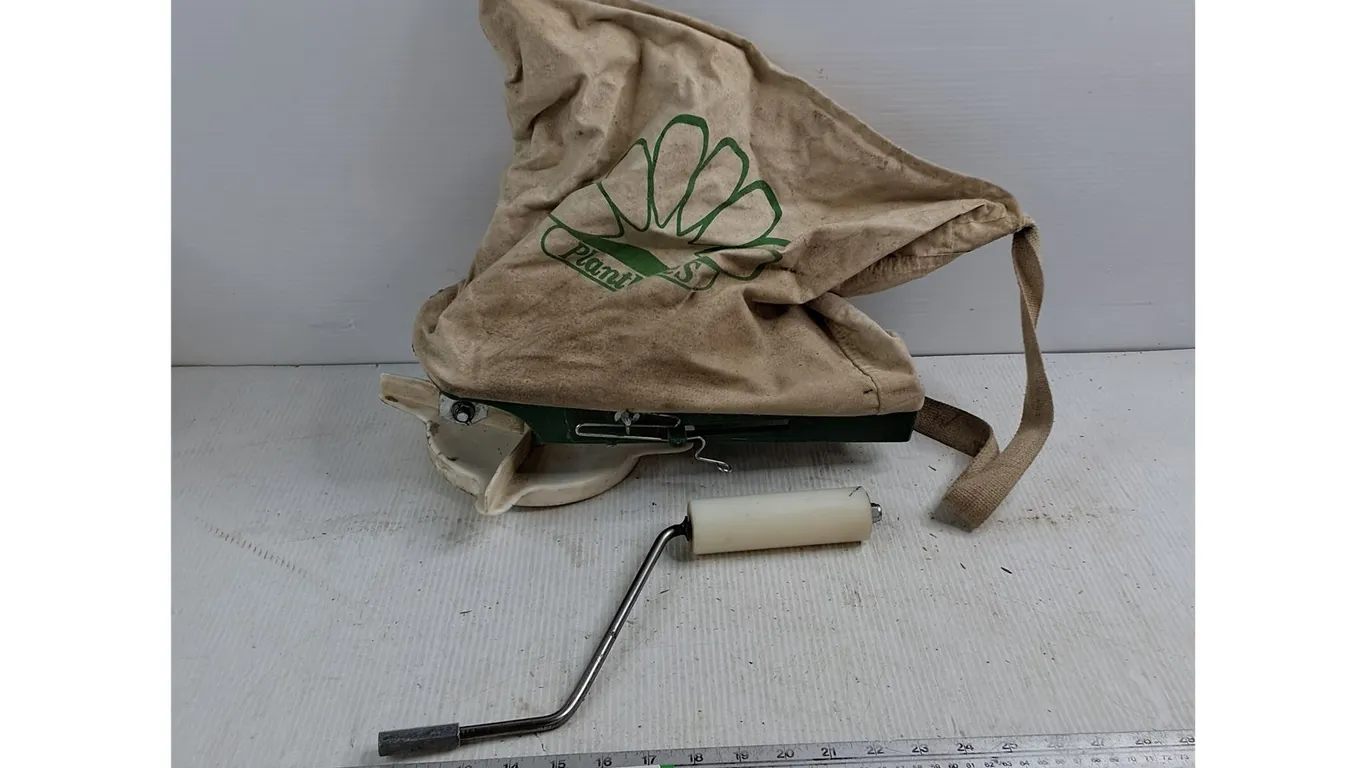Plantmates Seed Spreader - As Is