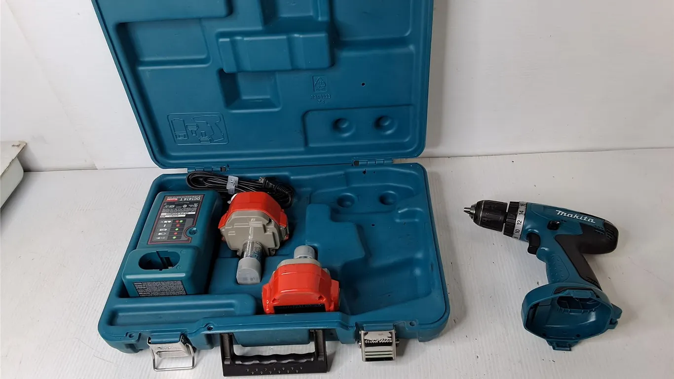 Makita 14.4V 3/8" Drill-As Is (2) Batteries, Charger, Case & Bits