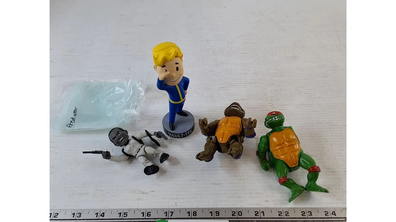 Fallout 4 Perception Vault-Tec Bobblehead, (2) TMNT Toys As-Is, Predator Harrigan Greyscale Toy