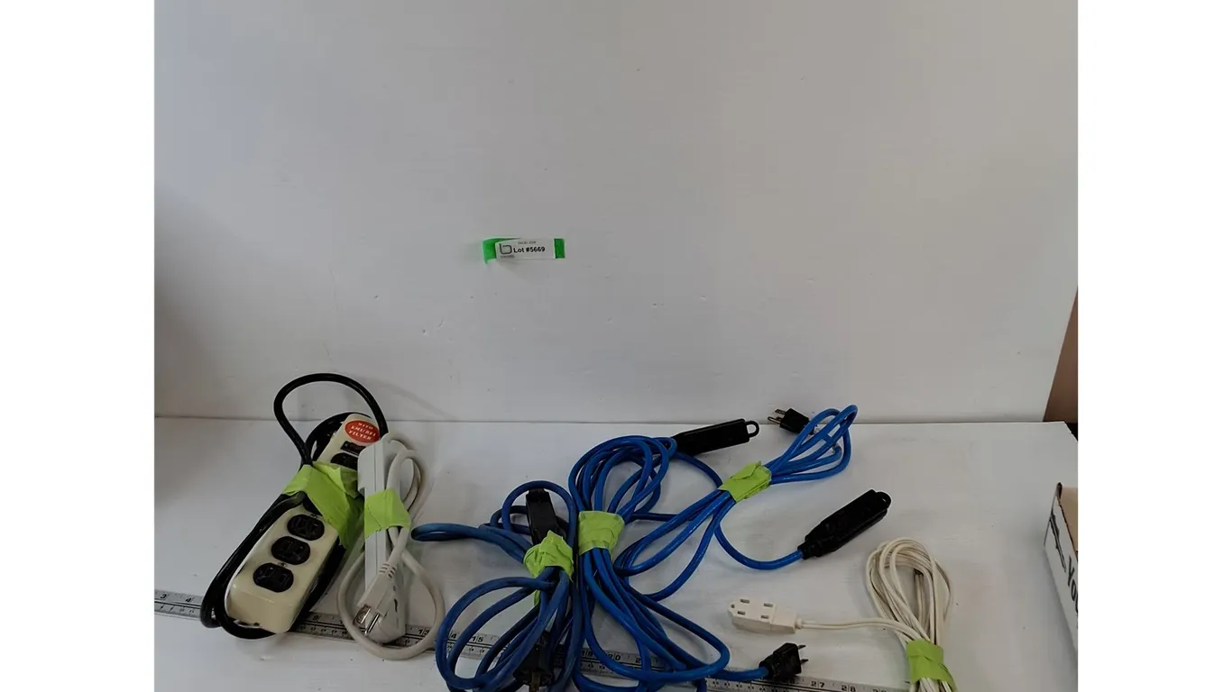 (4) Extension Cords (2) Power Bars All Tested Works