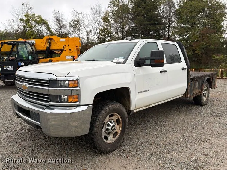 2018 Chevrolet Silverado 2500HD Crew Cab flatbed pickup truck