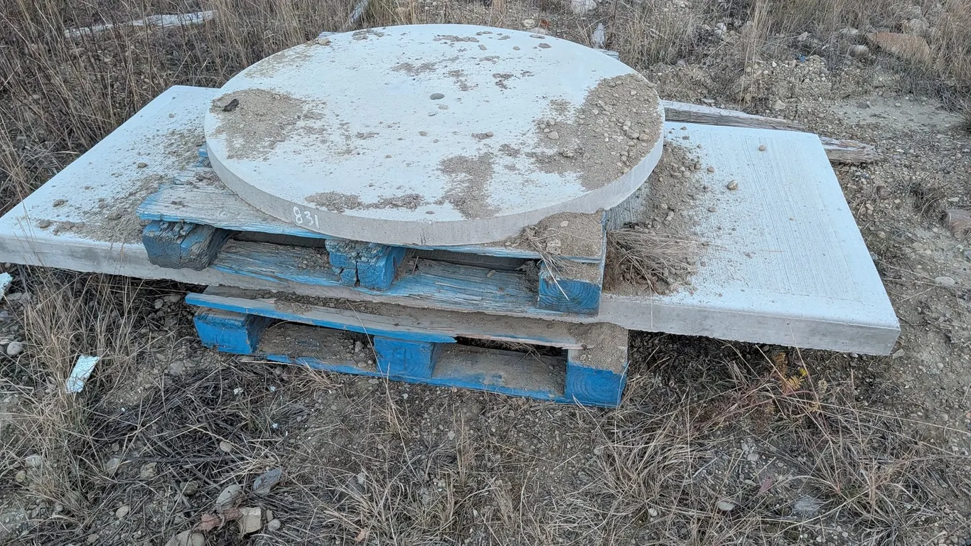 *OFFSITE* Precast Concrete Slabs (1) 47" Dia. x 2.5" & (1) 84" x 36" x 3.5" - Located at D&M Concrete West Of Lacombe