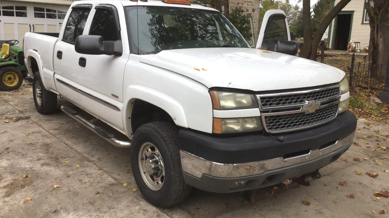 2005 Chevy Duramax Pick Up Truck: (HAS CLEAR WI. TITLE)