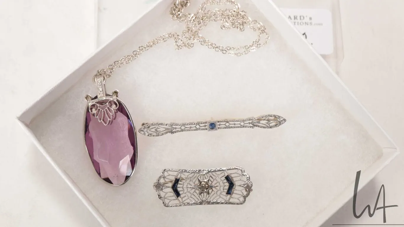 Edwardian 14kt white gold filigree bar brooch set with small sapphire gemstone, sterling silver Edwa