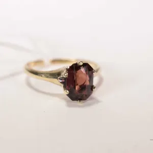 Vintage 14kt yellow gold ring set with purple tourmaline gemstone, size 4.75