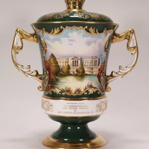 Aynsley fine bone china "Jubilee Vase" made to celebrate the Queen's silver jubilee in 1977. Hand-pa