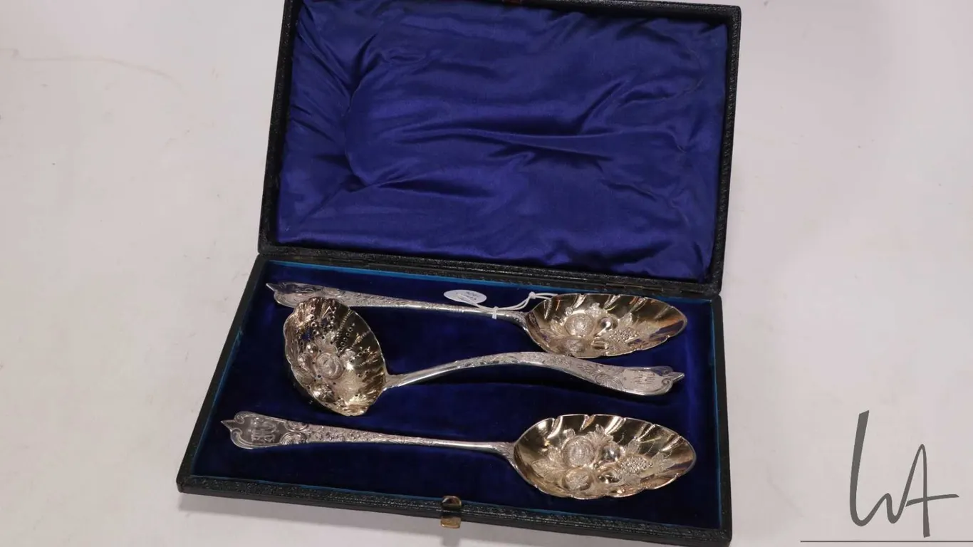 Boxed set of Georgian sterling silver berry spoons including sifter, each with early English hallmar