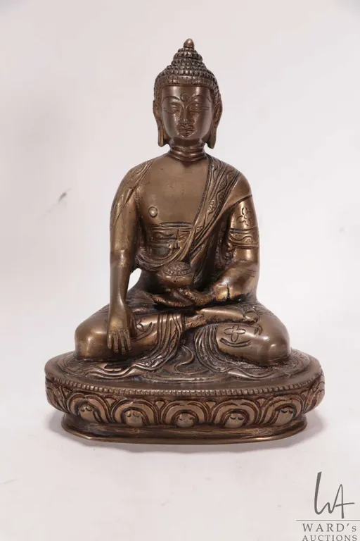 Antique Chinese heavy cast bronze seated buddha figure, 7" in height