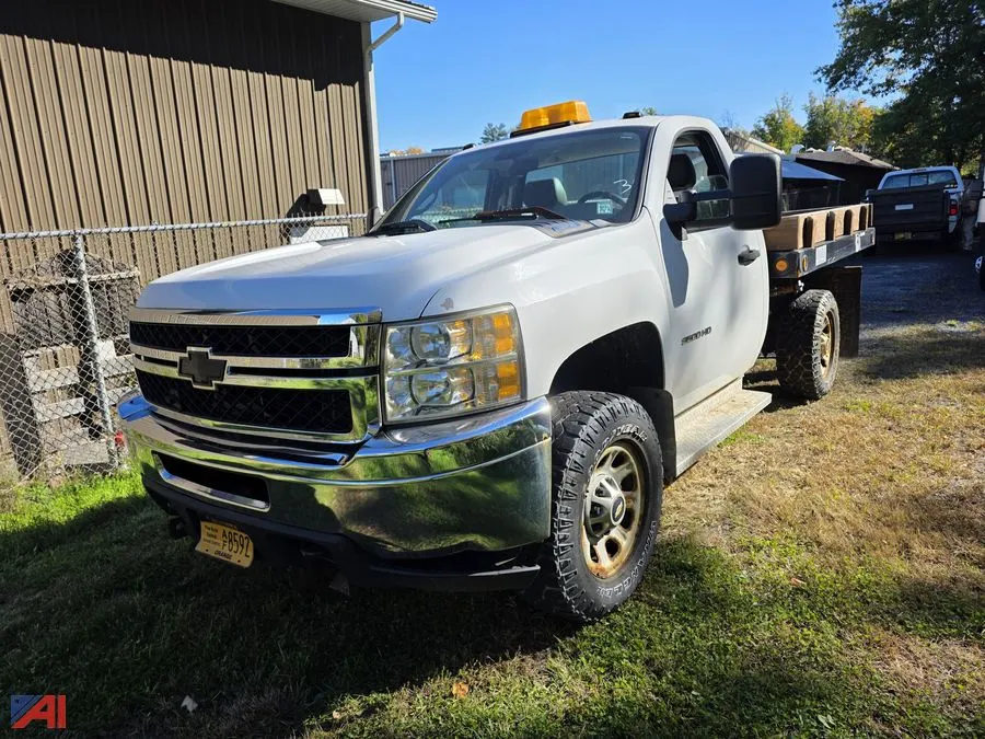 (#3) 2011 Chevrolet Silverado 3500HD Flatbed Truck with Plow