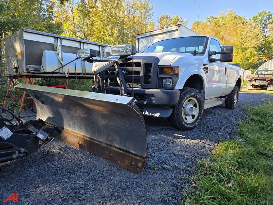 (#4) 2009 Ford F-250 Super Duty Pickup Truck with Liftgate and Plow