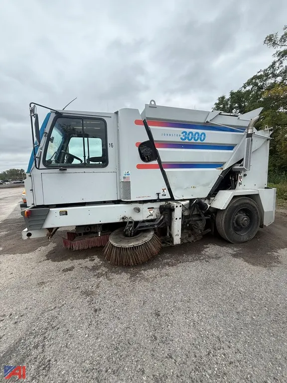 2001 Johnston 2V33H/D Street Sweeper