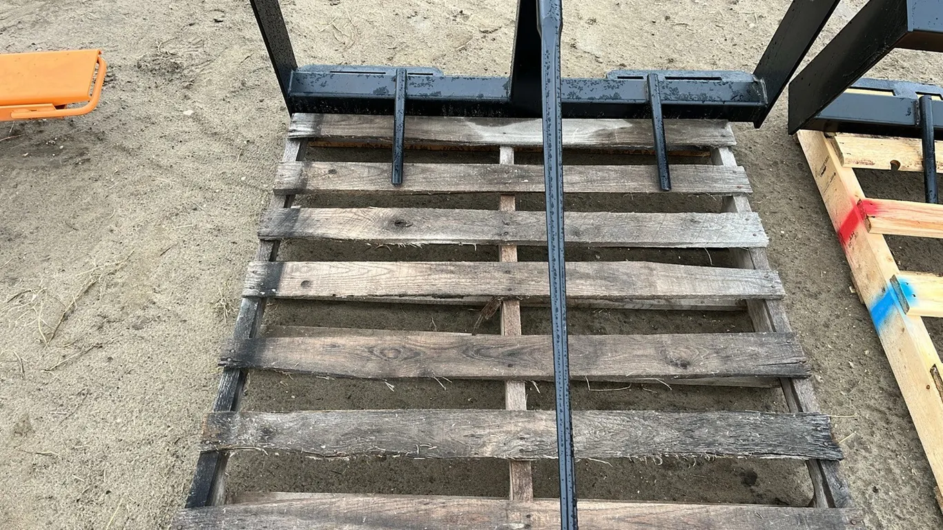 4074 - Skidsteer Bale Spear