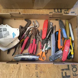 Hand Tools: Utility Knives, Pliers, Snips, & Scissors