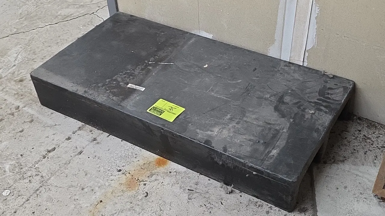 Poly dunnage rack. Features solid top deck and molded plastic construction. 40" x 20".